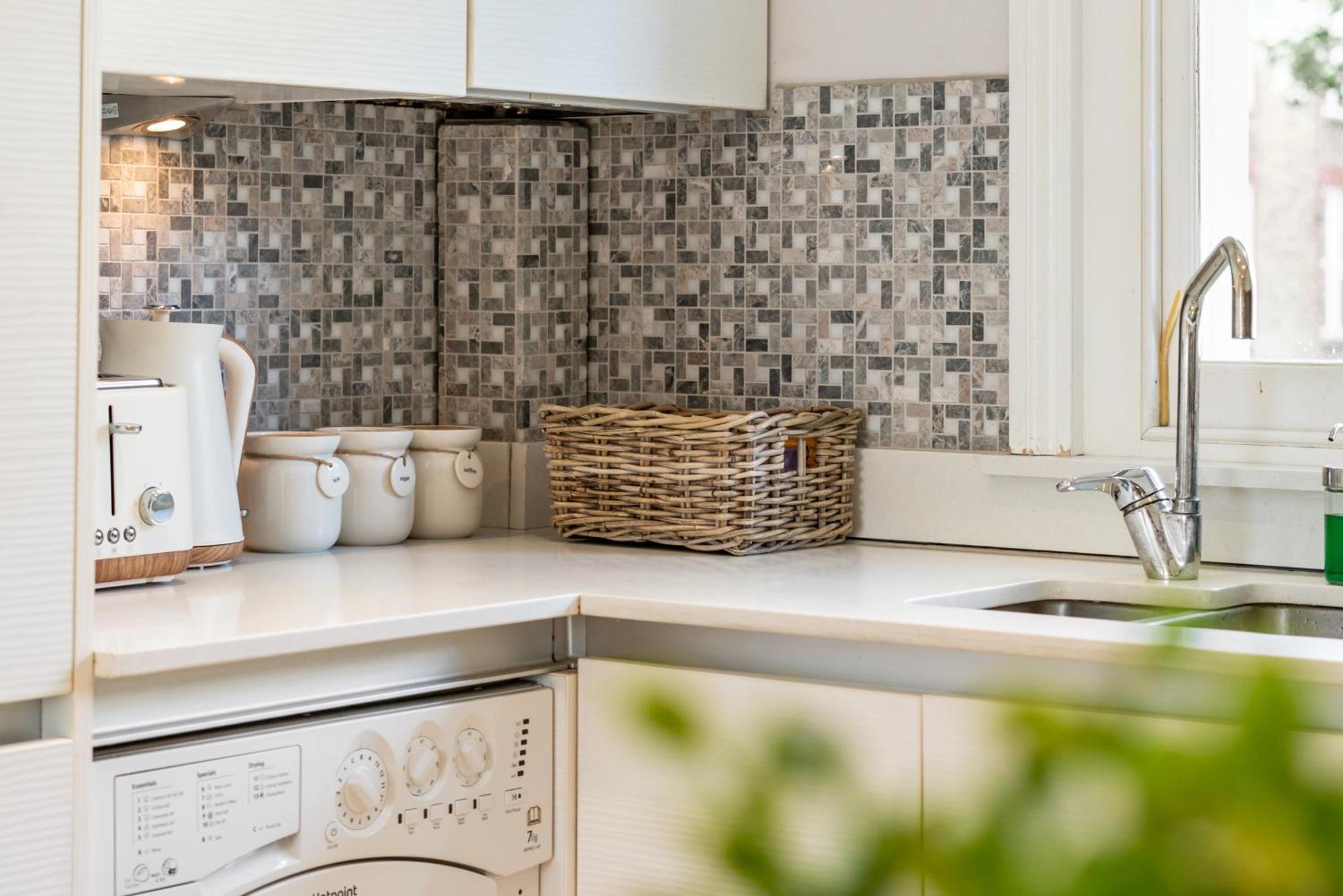 Hidden Gem In Location - Beautiful 2 Bed * London