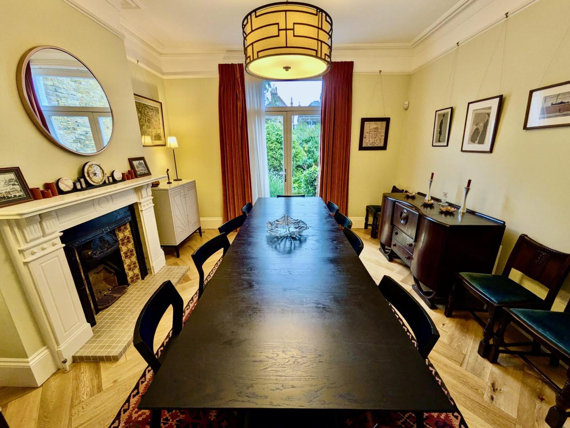 Impressive 5br Family In Leafy *