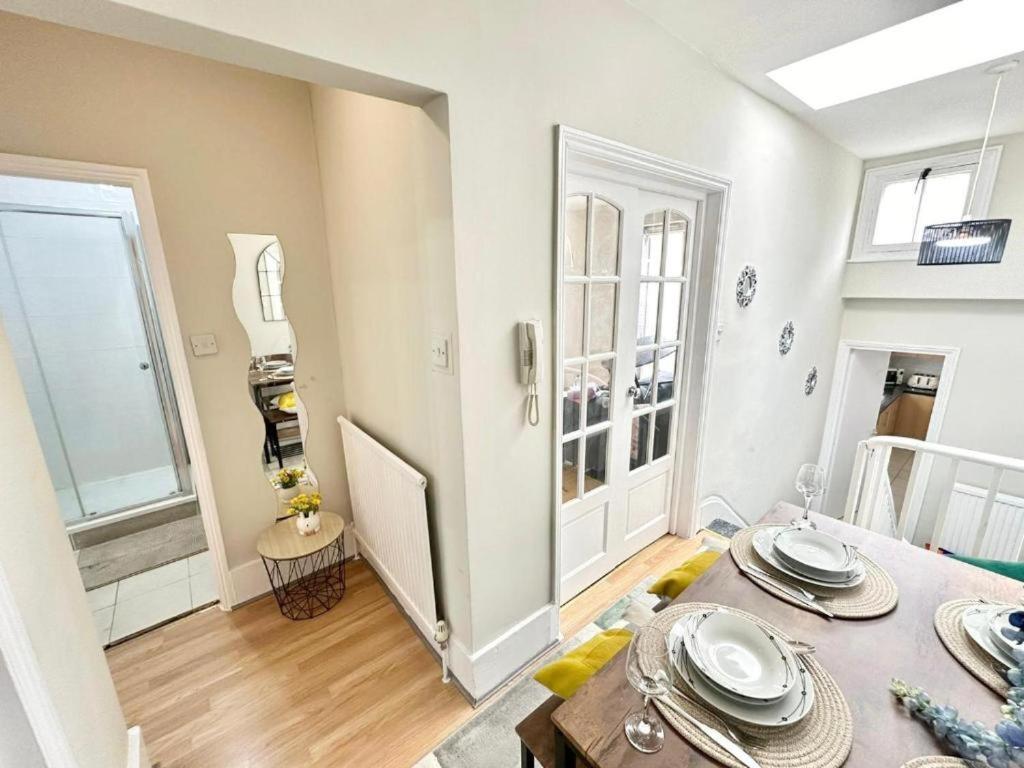 Appartement Beautiful Two Bedroom Queensway *