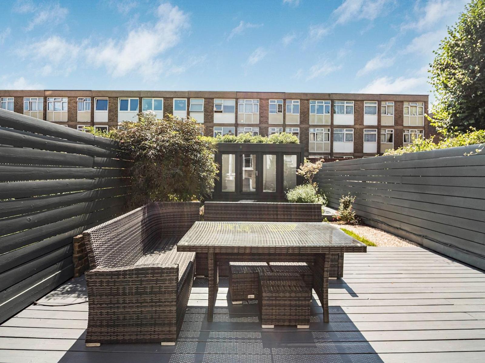 Semesterbostad Stylish Maisonette Pass The Keys *