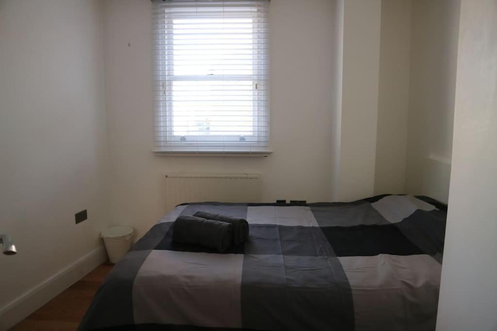 2 Bedroom Modern, Simple Flat In Broadway Market Apartment *