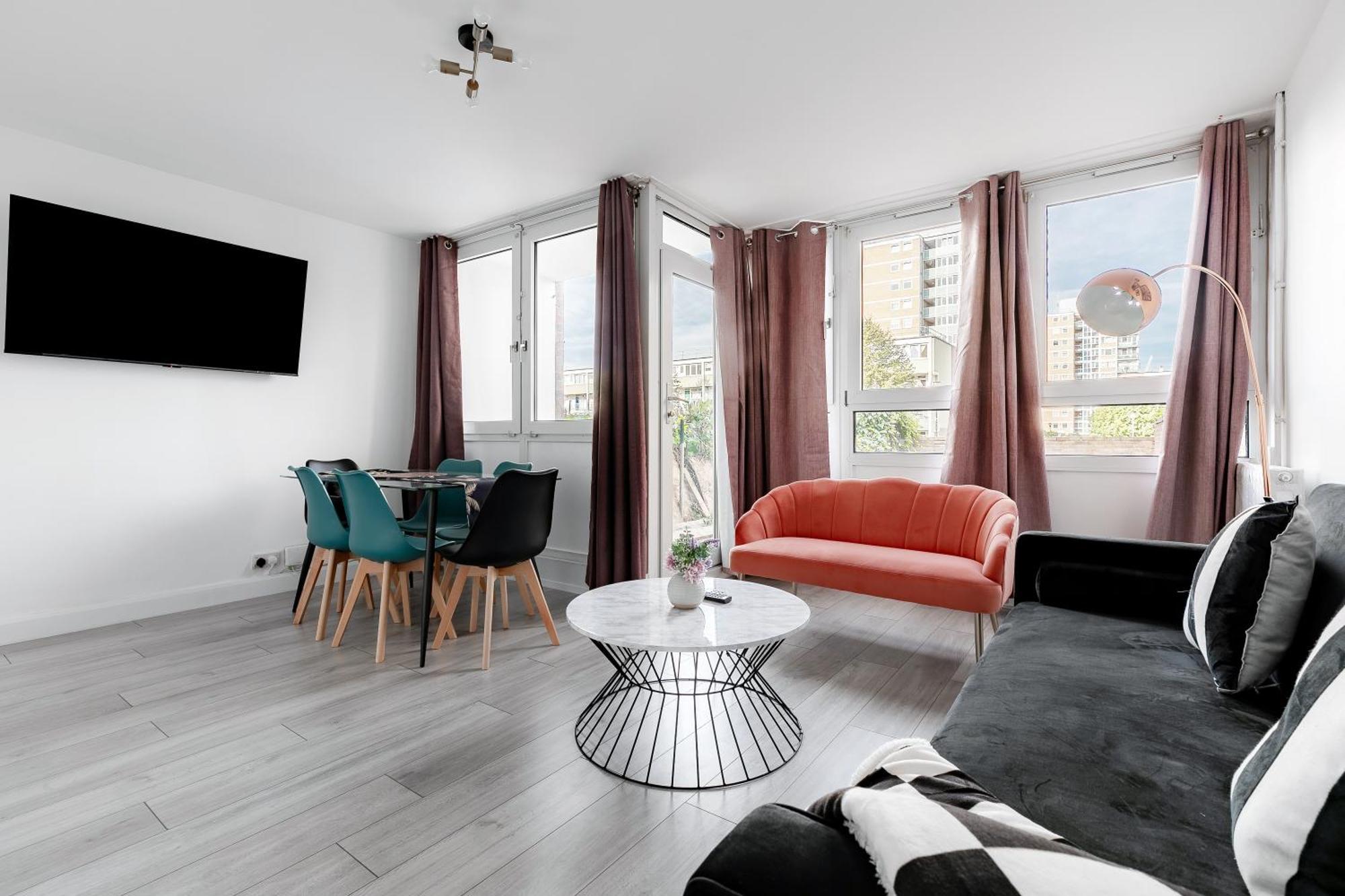 3br Off A13 , Sleeps 6, 2mins To Langdon Dlr,free Parking Leilighet London