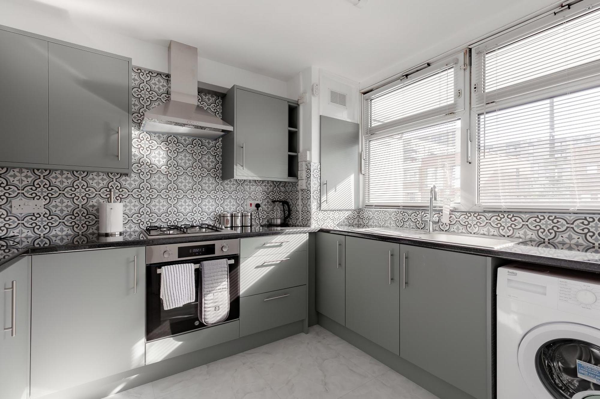 3br Off A13 , Sleeps 6, 2mins To Langdon Dlr,free Parking