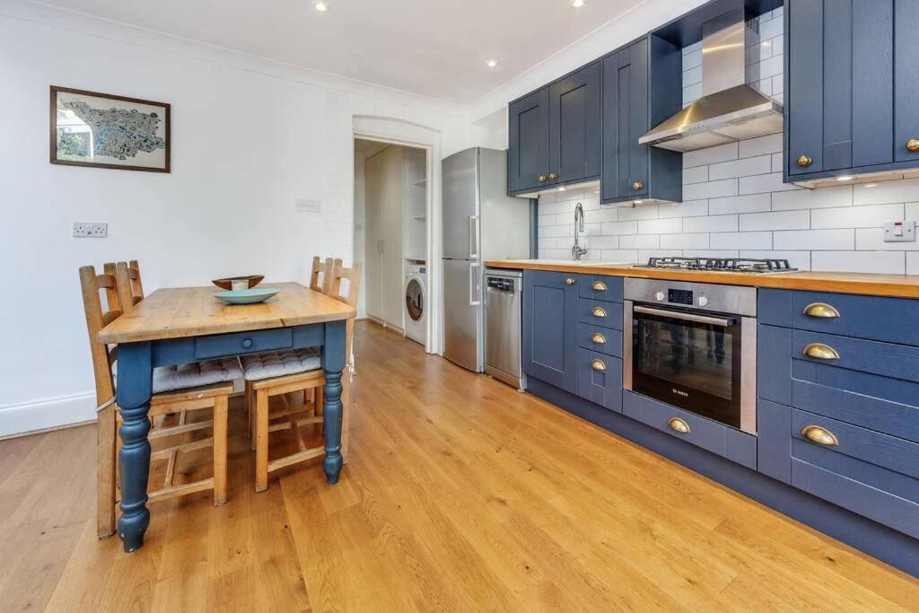 Charming Hampstead Retreat With Patio Apartment