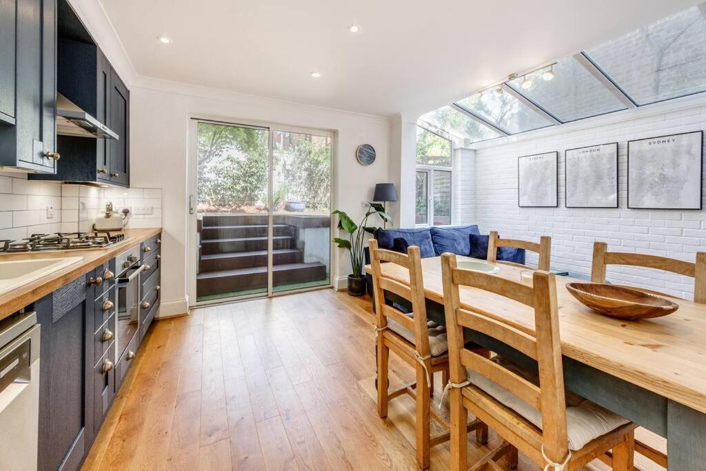 Charming Hampstead Retreat With Patio Apartment *