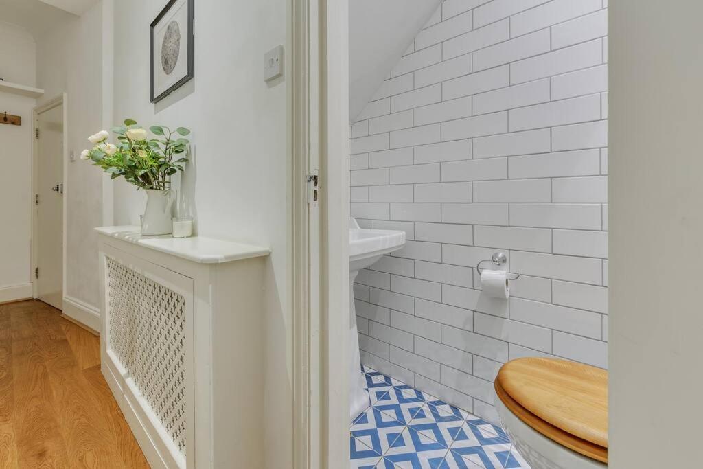 Charming Hampstead Retreat With Patio Apartment