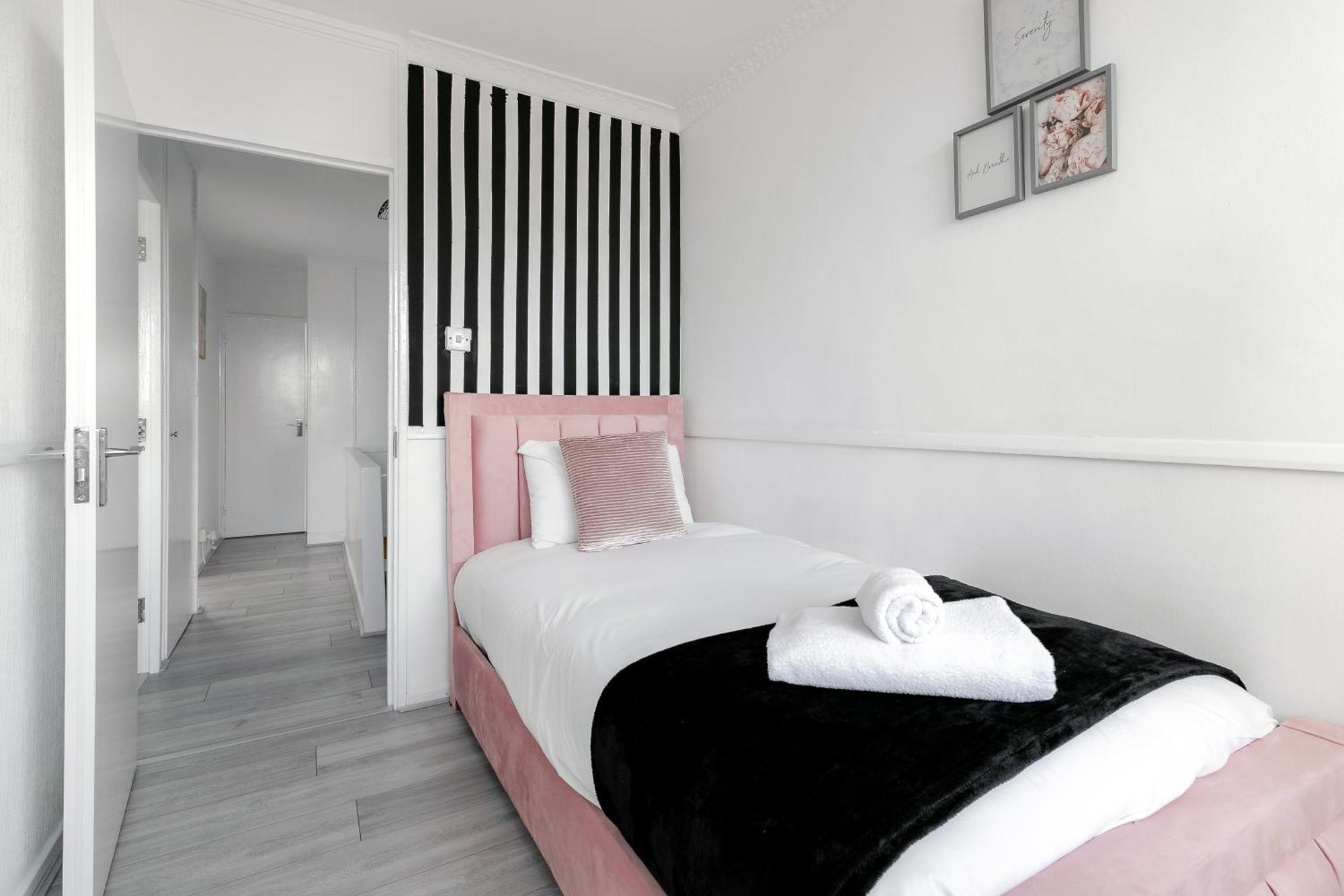 3br Off A13 , Sleeps 6, 2mins To Langdon Dlr,free Parking Leilighet *