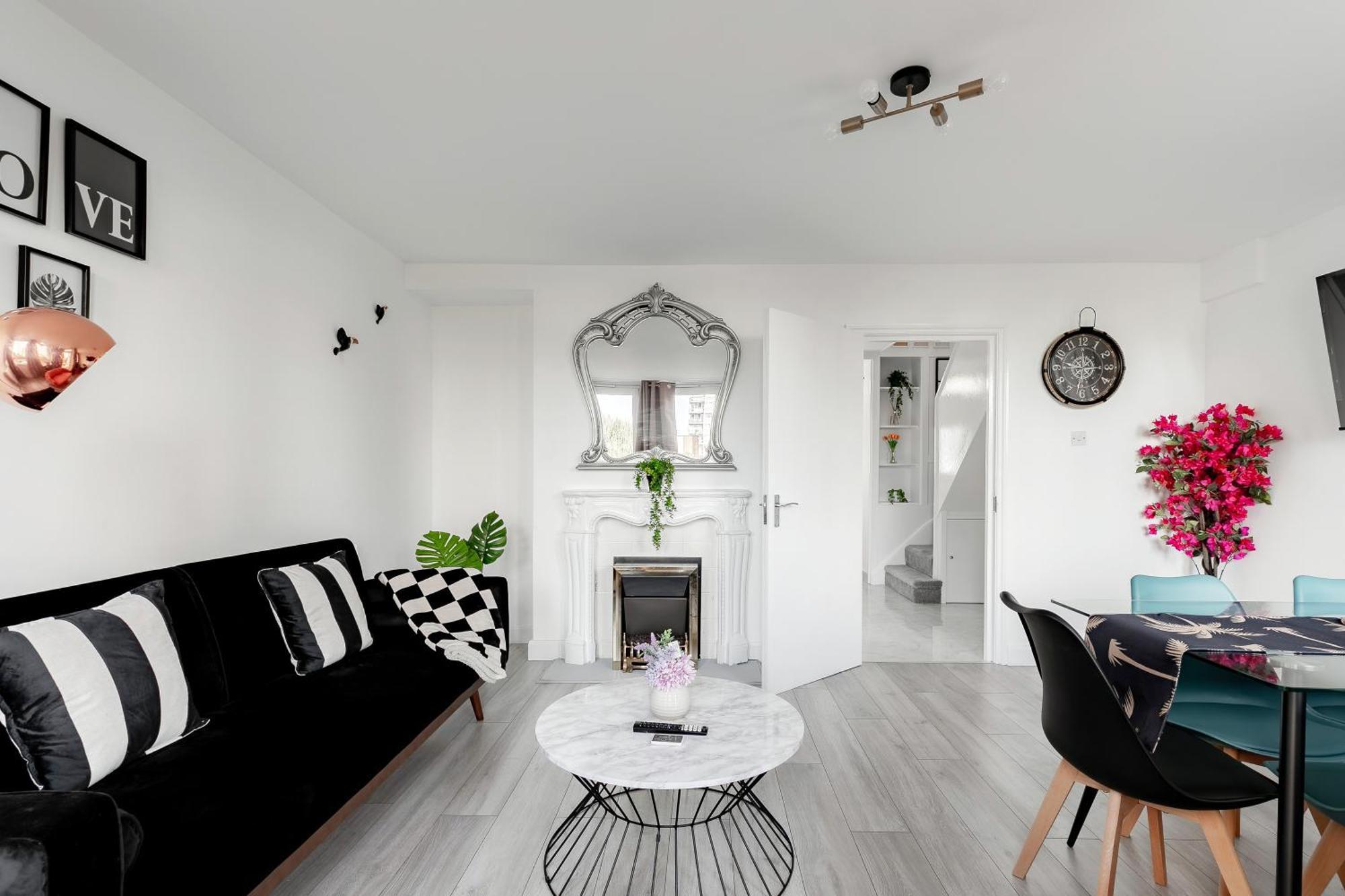 Leilighet 3br Off A13 , Sleeps 6, 2mins To Langdon Dlr,free Parking *