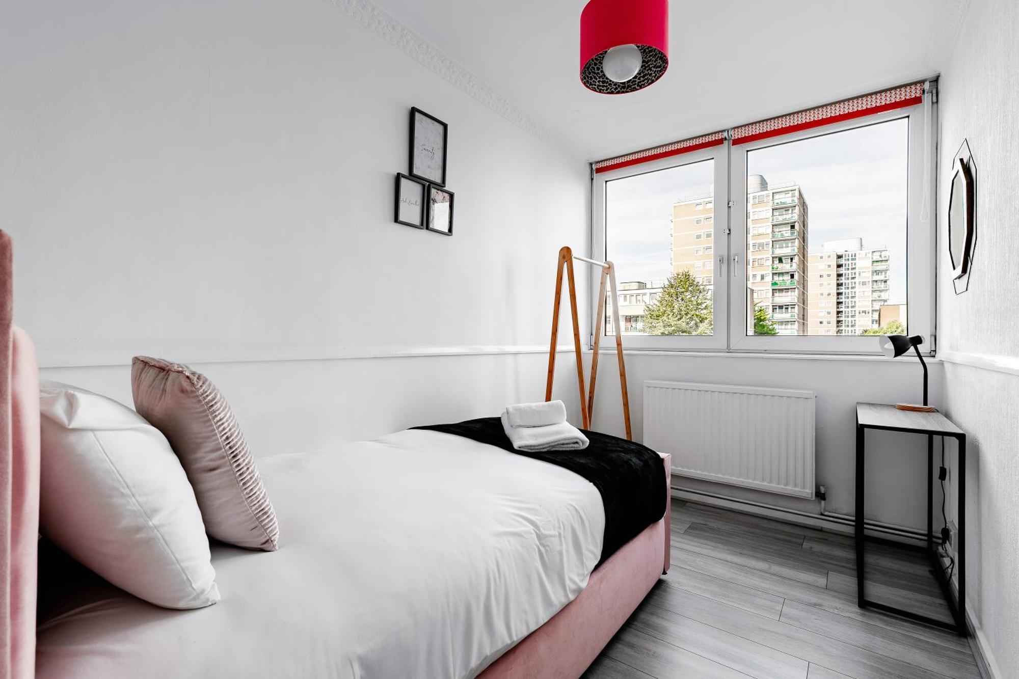 3br Off A13 , Sleeps 6, 2mins To Langdon Dlr,free Parking Leilighet London