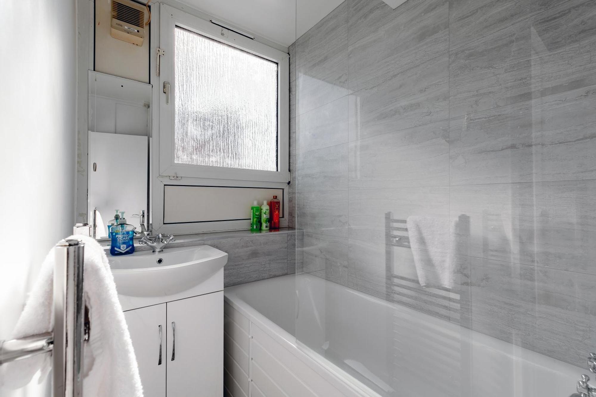 Leilighet 3br Off A13 , Sleeps 6, 2mins To Langdon Dlr,free Parking