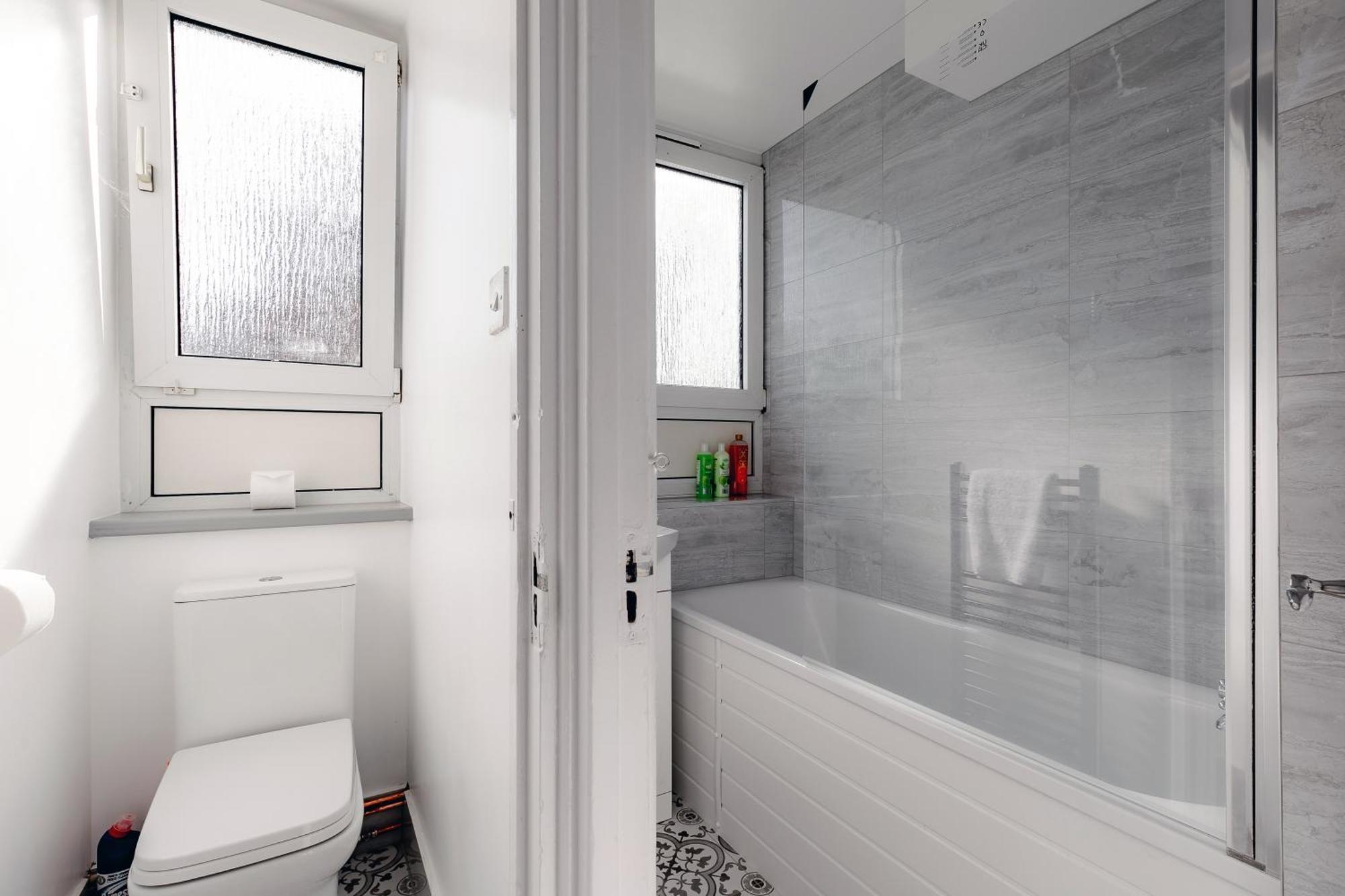 Leilighet 3br Off A13 , Sleeps 6, 2mins To Langdon Dlr,free Parking *