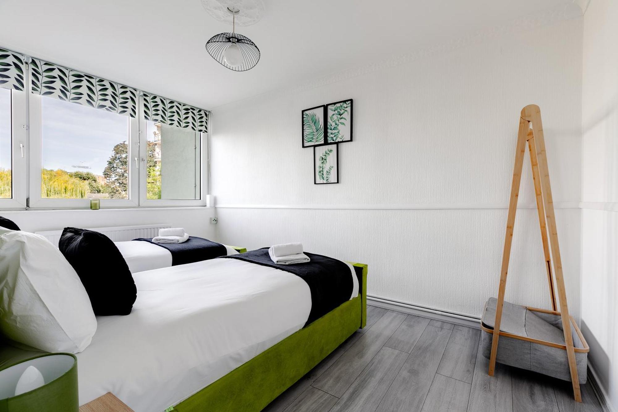 Leilighet 3br Off A13 , Sleeps 6, 2mins To Langdon Dlr,free Parking London