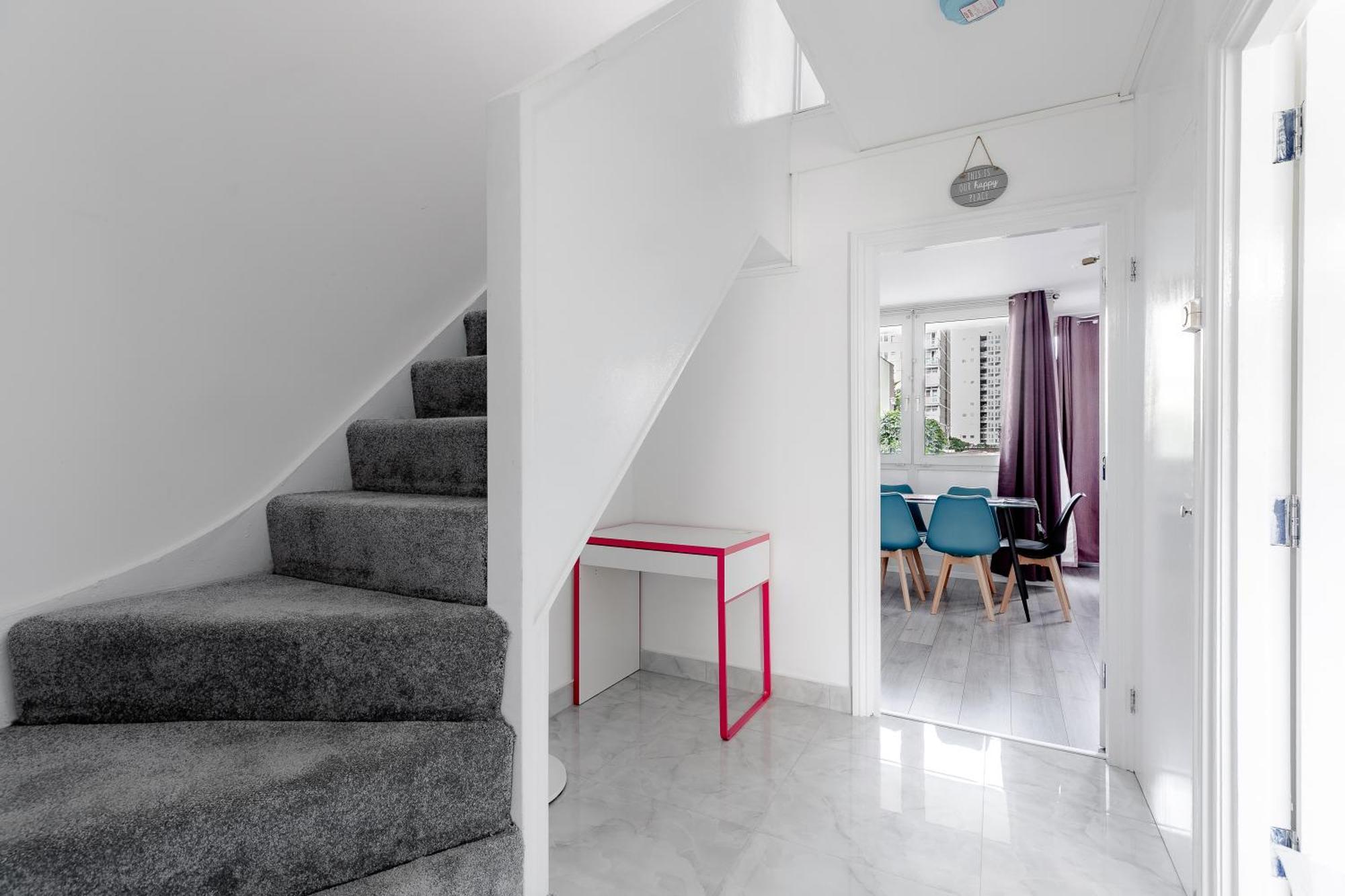 3br Off A13 , Sleeps 6, 2mins To Langdon Dlr,free Parking Leilighet