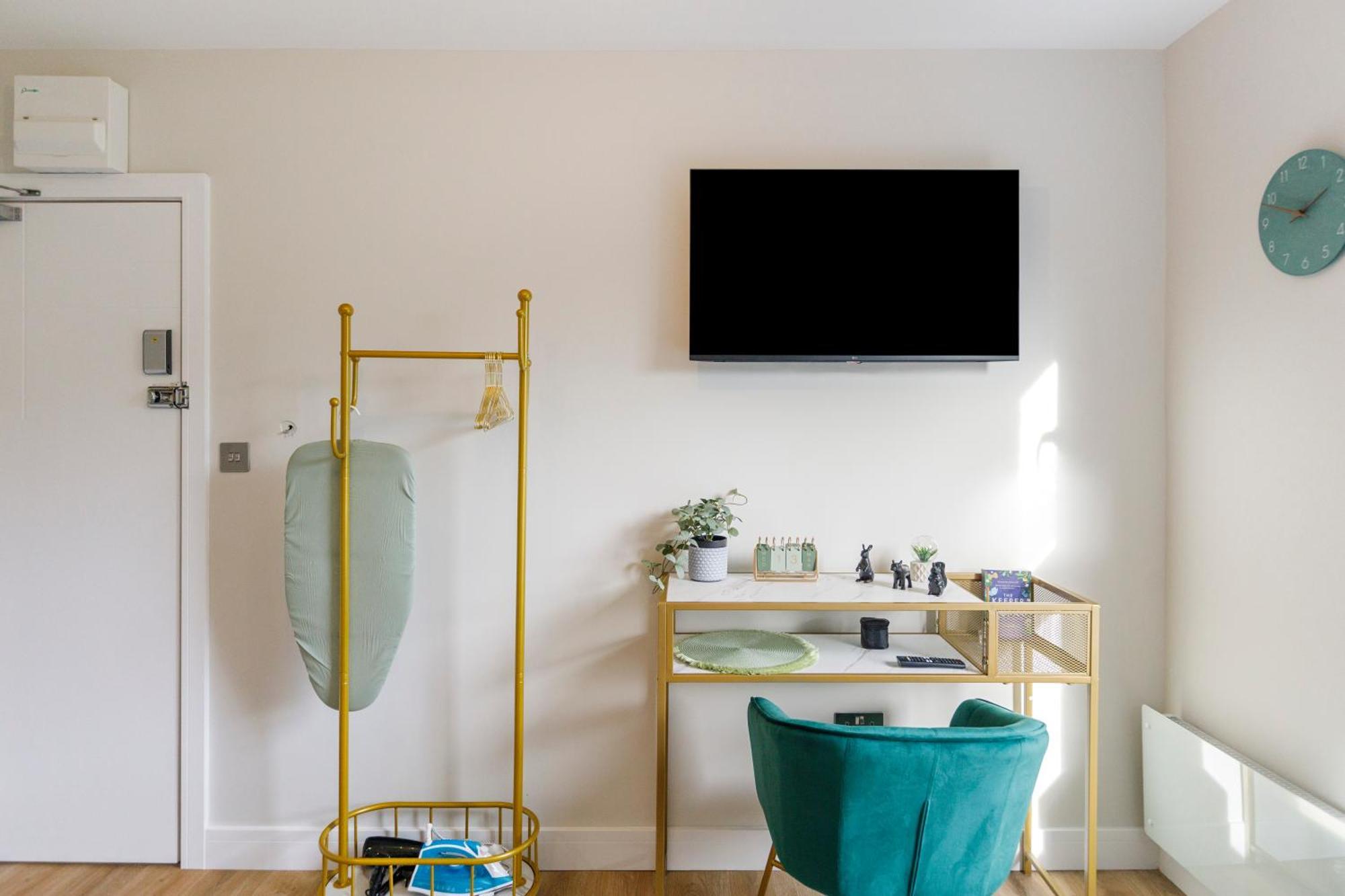Serene Green Getaway Studio With Calming Ambiance * London
