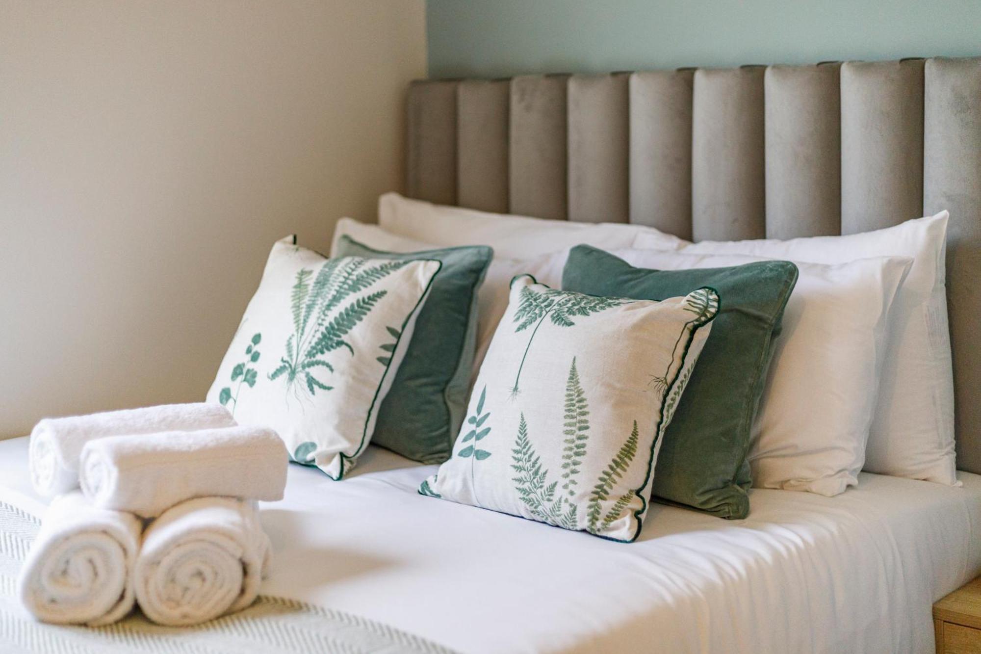 Serene Green Getaway Studio With Calming Ambiance Apartment London
