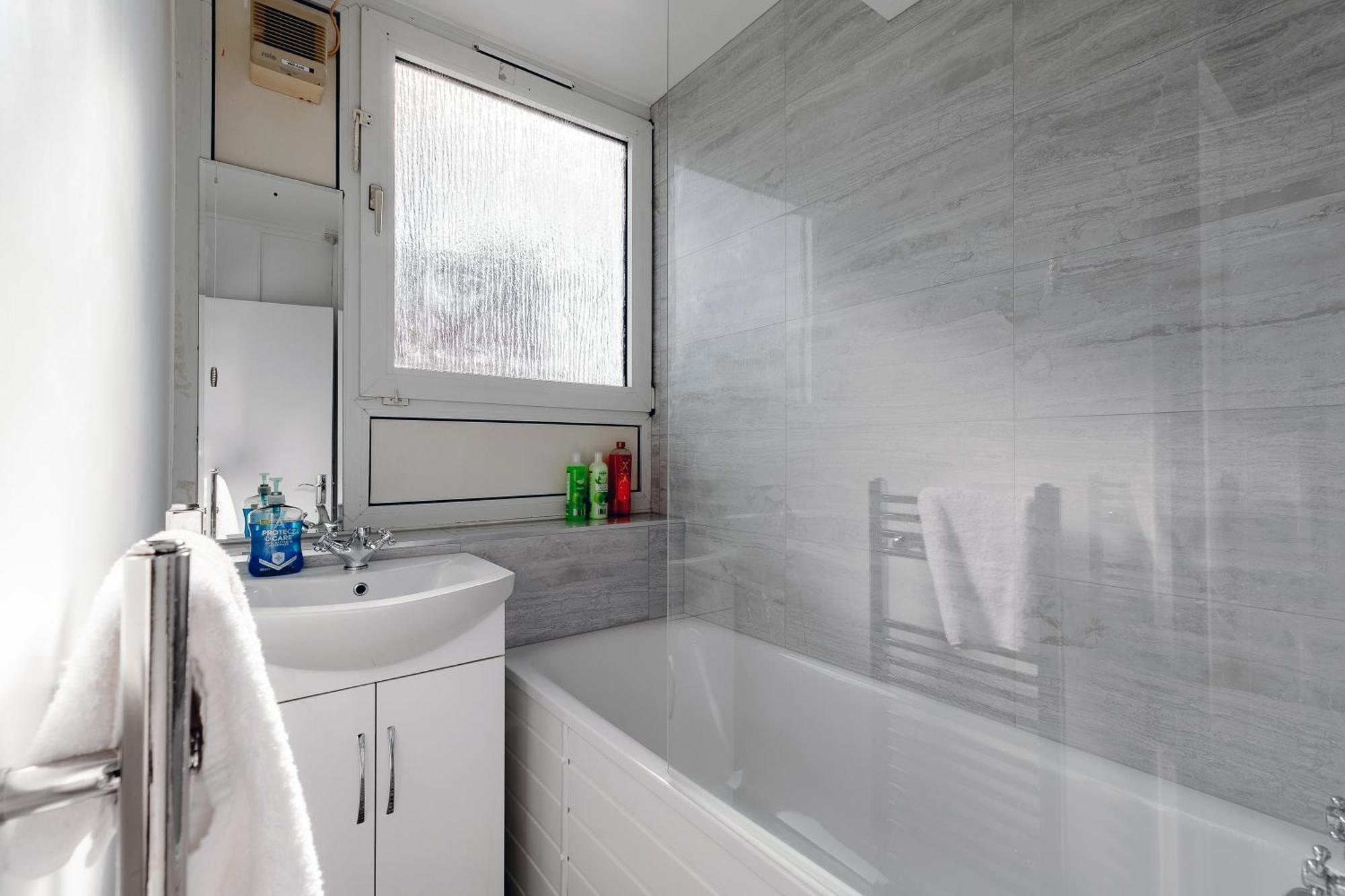3br Off A13 , Sleeps 6, 2mins To Langdon Dlr,free Parking Leilighet