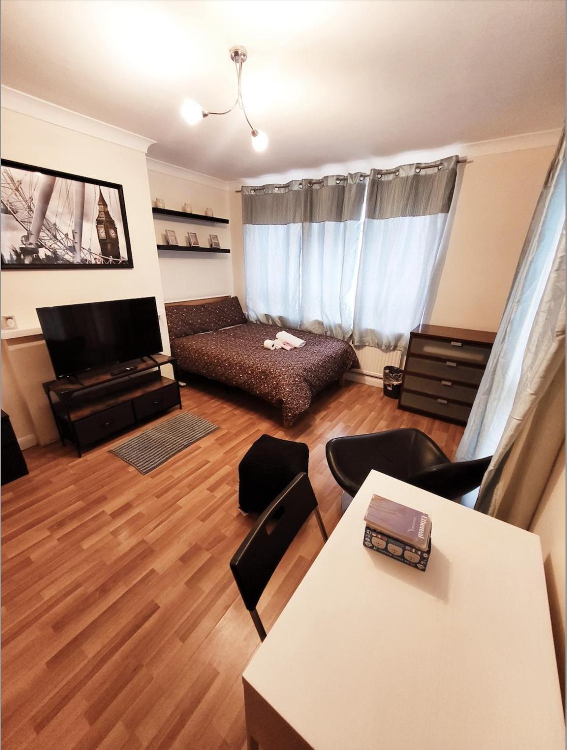 Huge And Affordable 3 Bedroom Flat In Hammersmith For 7 People With Welcome Breakfast