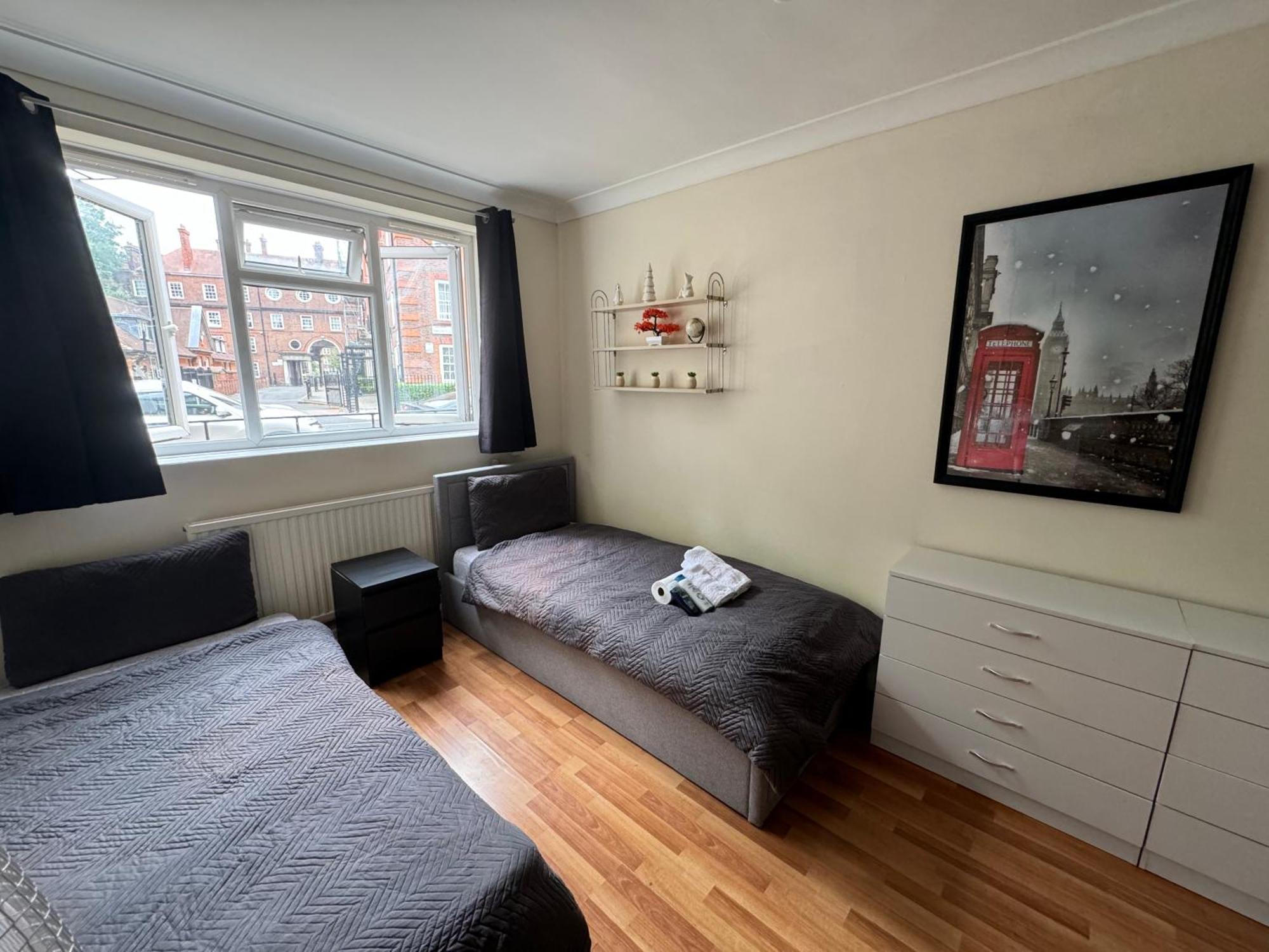 Huge And Affordable 3 Bedroom Flat In Hammersmith For 7 People With Welcome Breakfast