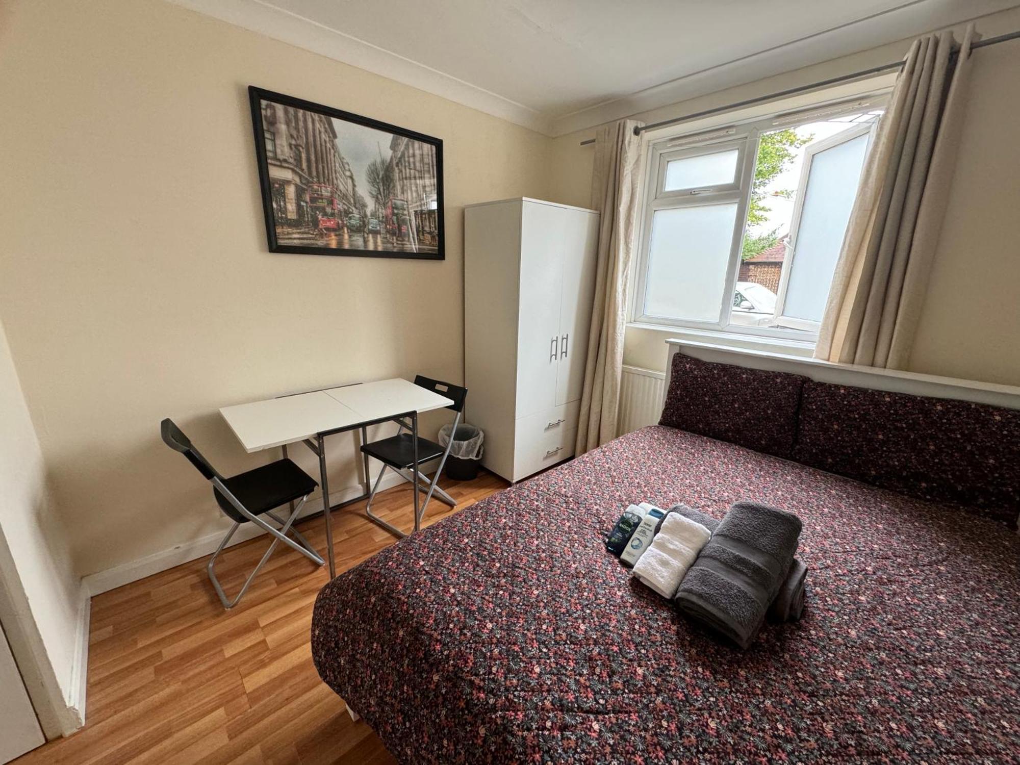 Huge And Affordable 3 Bedroom Flat In Hammersmith For 7 People With Welcome Breakfast * London