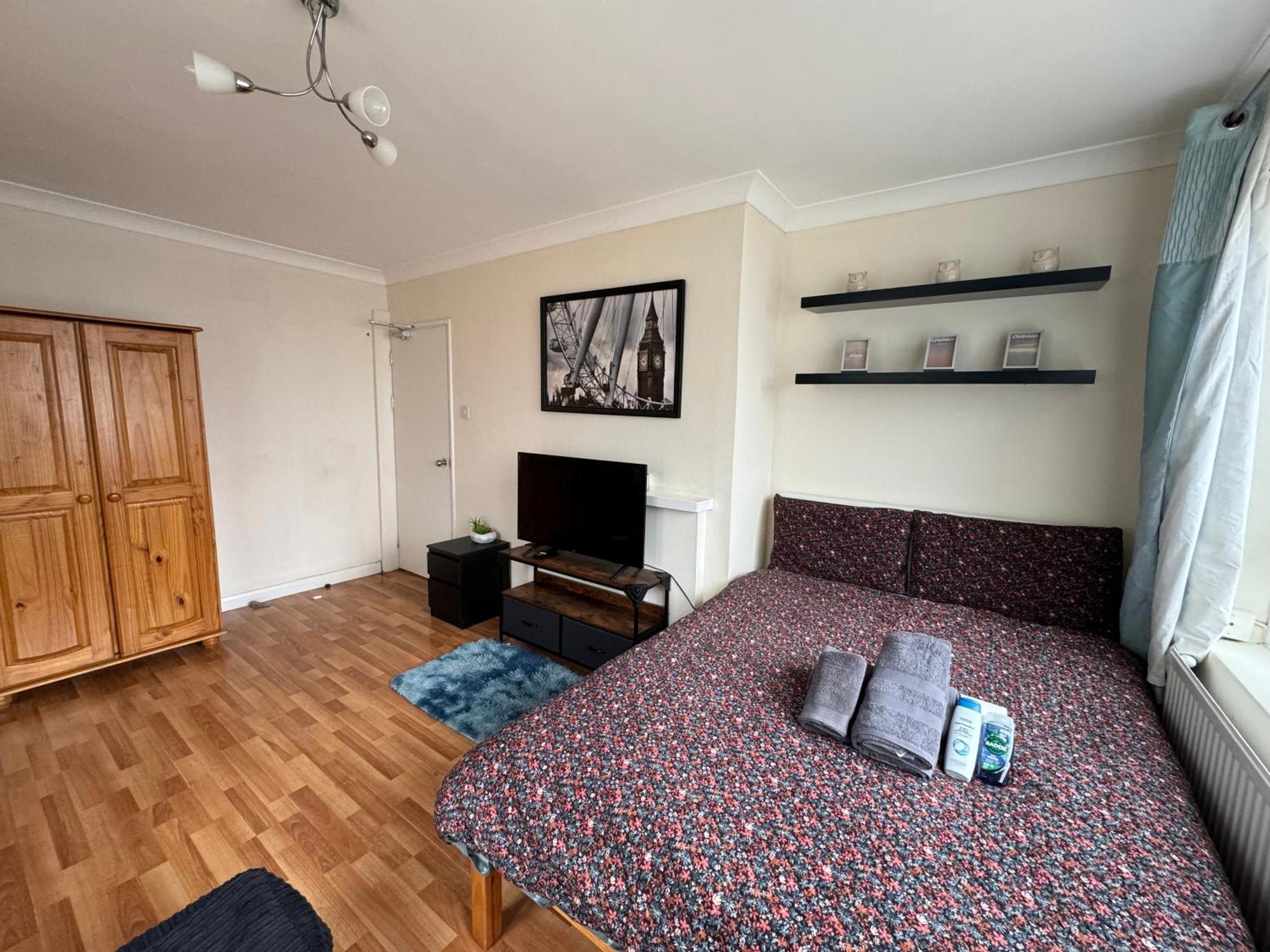 Huge And Affordable 3 Bedroom Flat In Hammersmith For 7 People With Welcome Breakfast London
