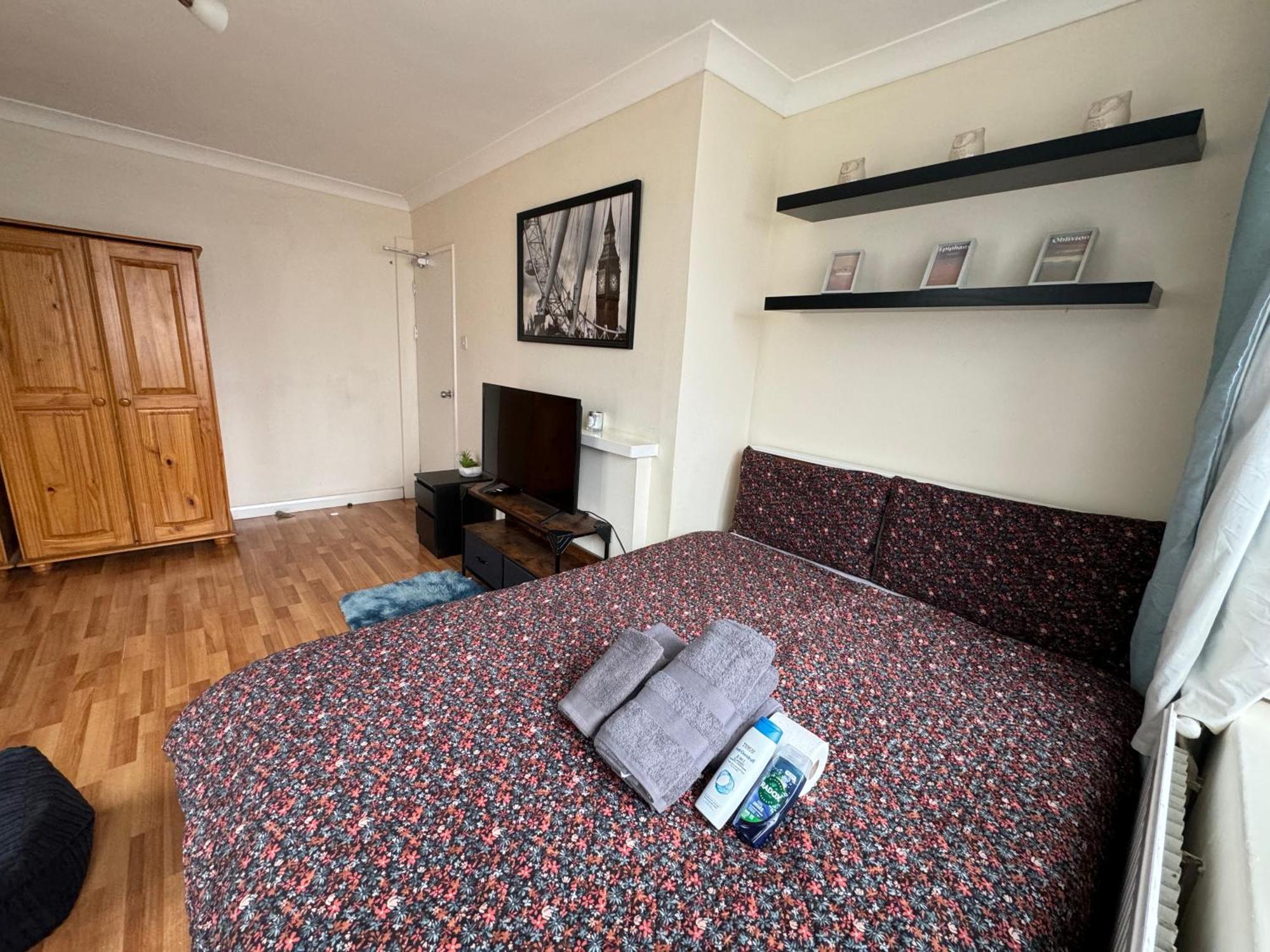 Huge And Affordable 3 Bedroom Flat In Hammersmith For 7 People With Welcome Breakfast * London