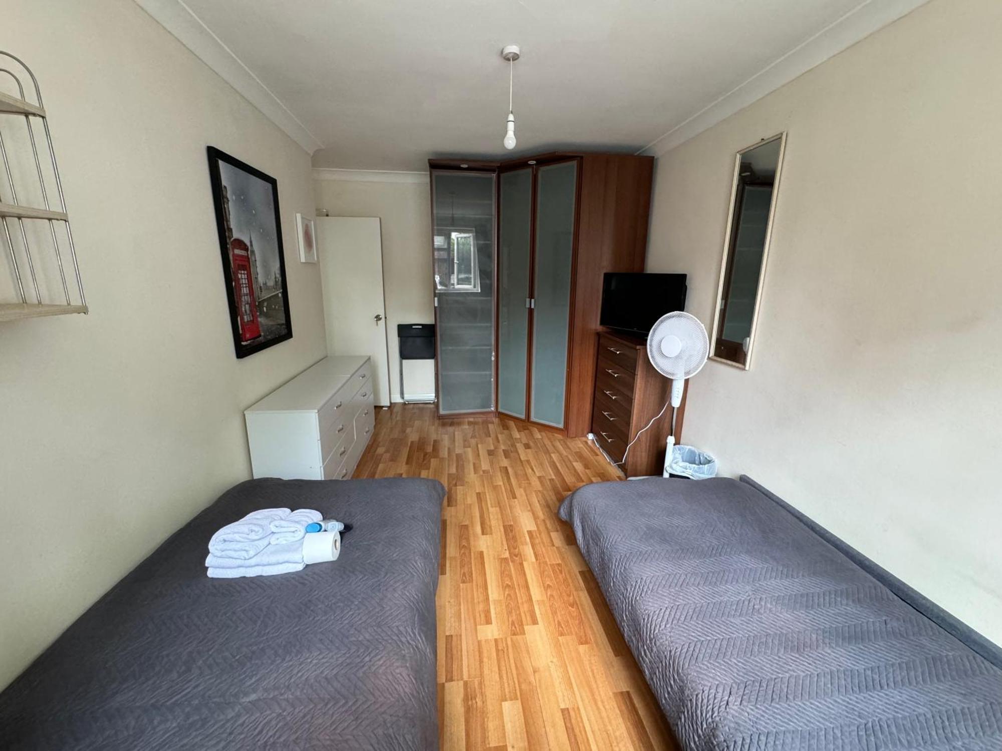 Huge And Affordable 3 Bedroom Flat In Hammersmith For 7 People With Welcome Breakfast London