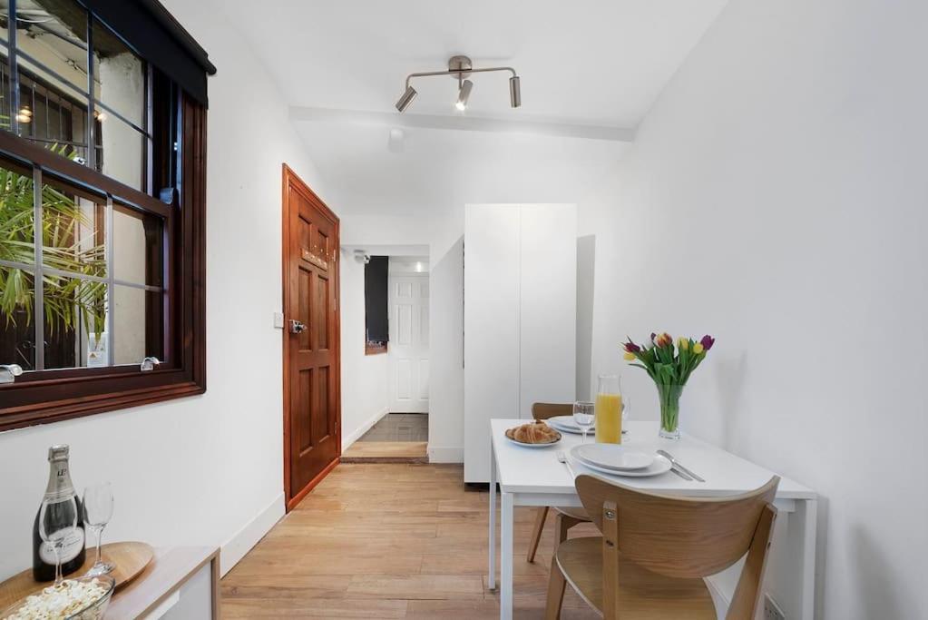 Cosy Little Venice Pied-a-terre By Morethanstays Lägenhet London
