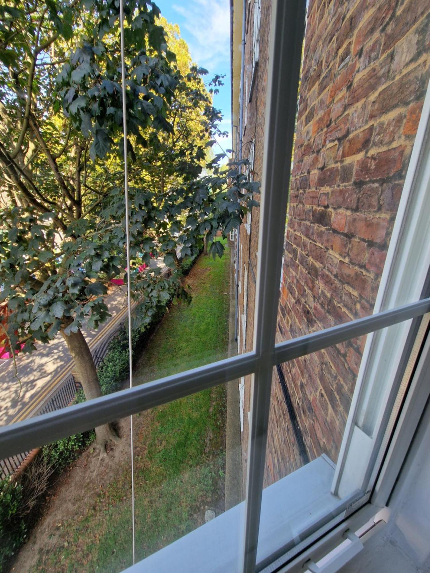 Comfortable 2 Bedrooms Flat In Oval *