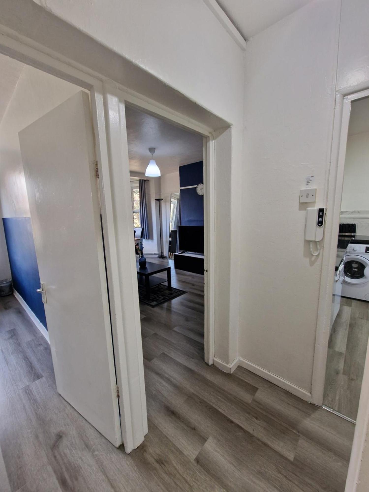 Comfortable 2 Bedrooms Flat In Oval