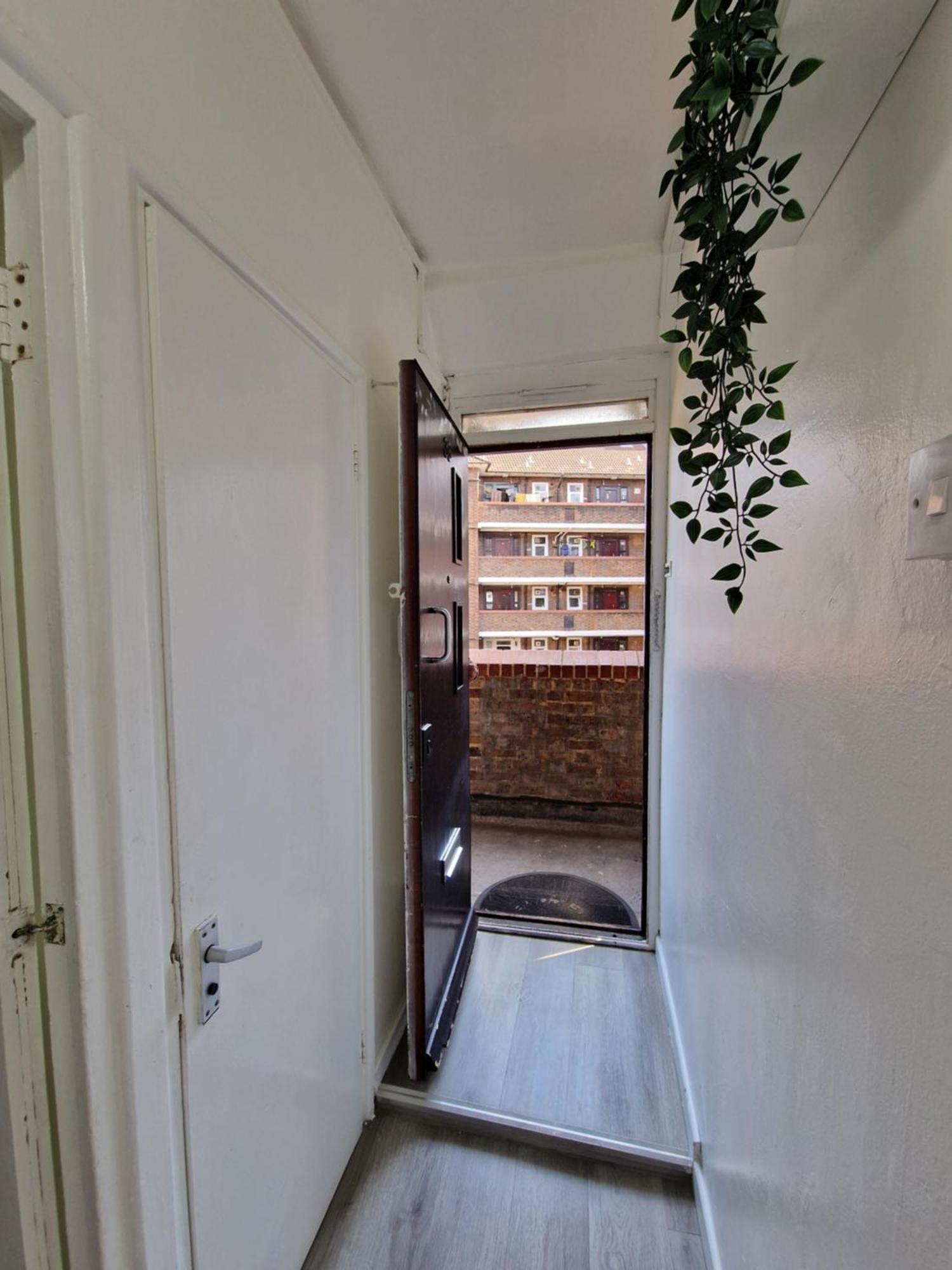 Comfortable 2 Bedrooms Flat In Oval