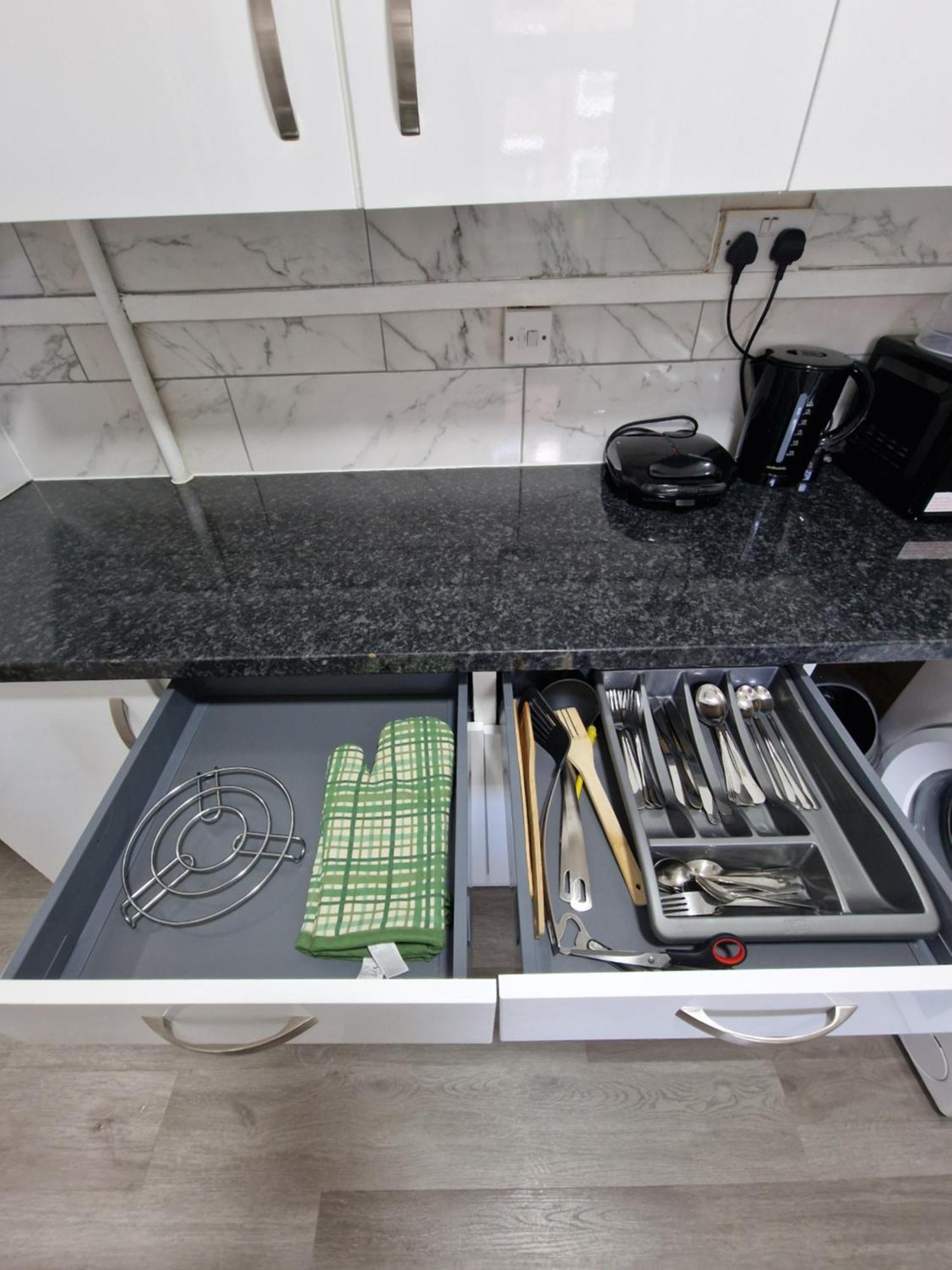 Comfortable 2 Bedrooms Flat In Oval