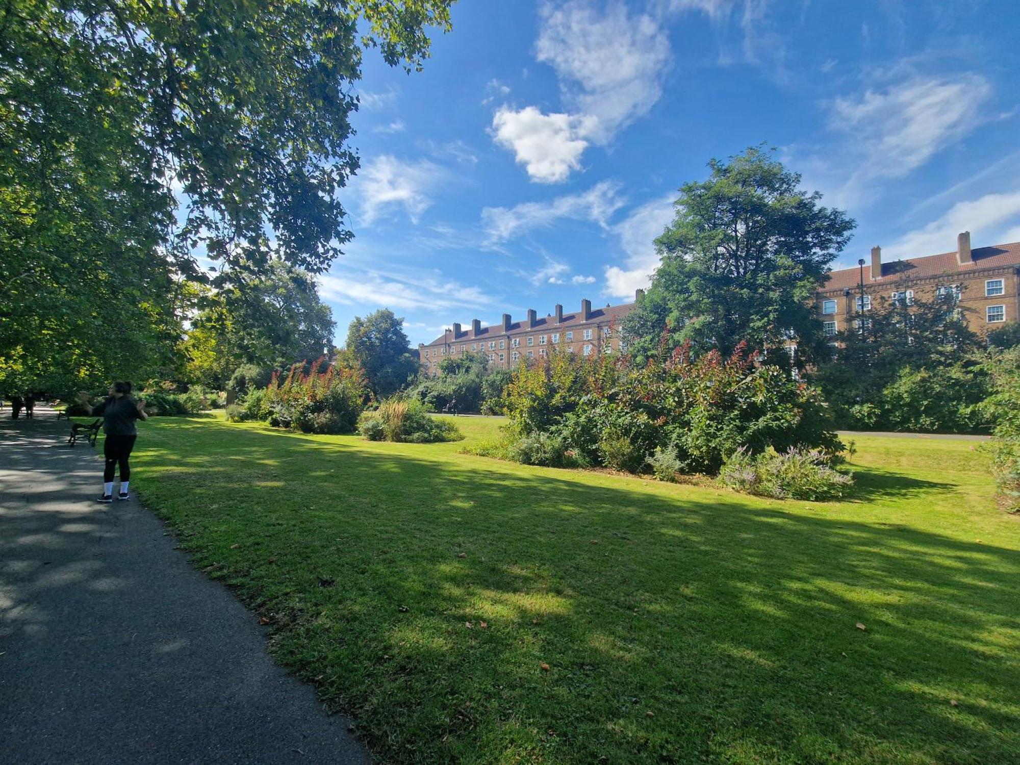 Comfortable 2 Bedrooms Flat In Oval *