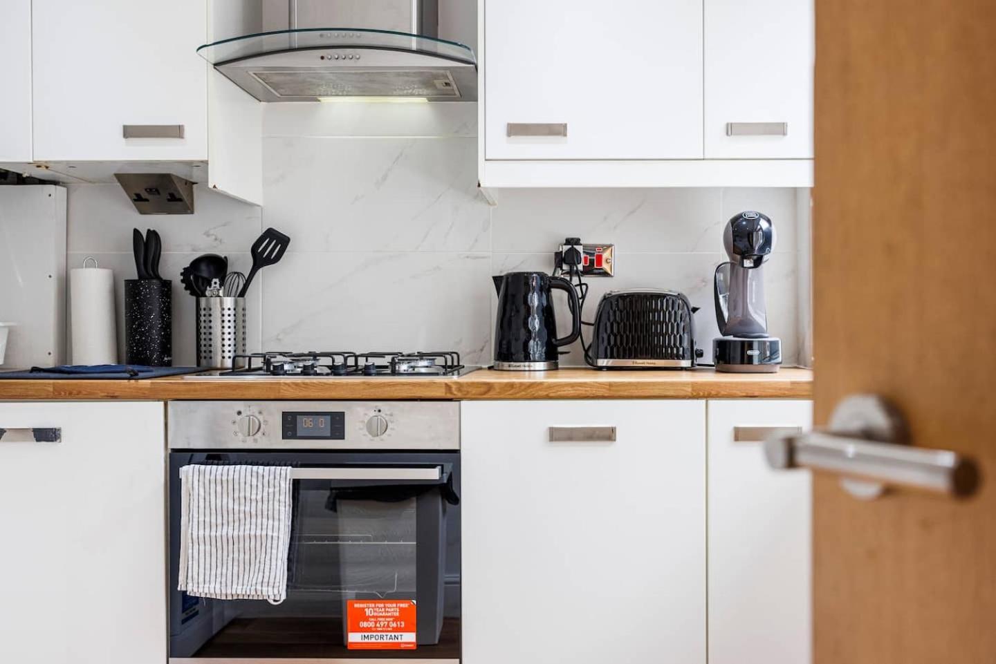 2 Bedroom Charming & Magnificent Flat * London