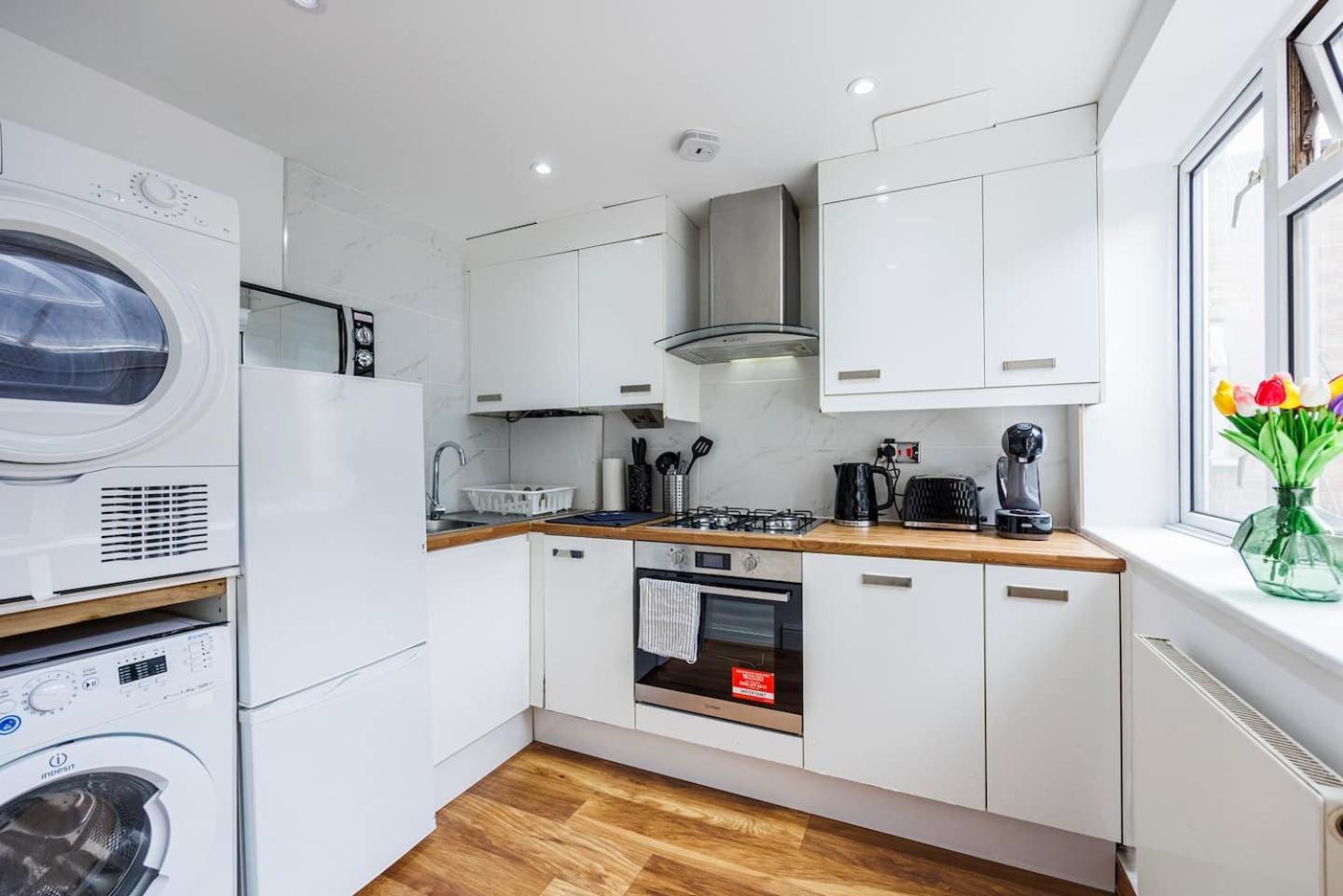 2 Bedroom Charming & Magnificent Flat * London