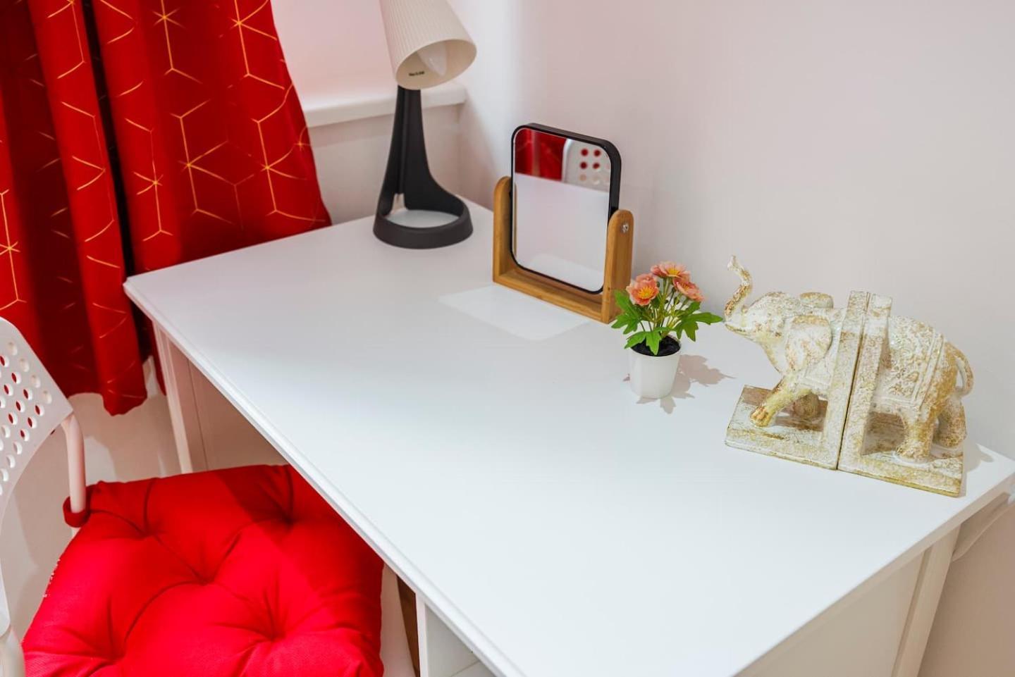 2 Bedroom Charming & Magnificent Flat London