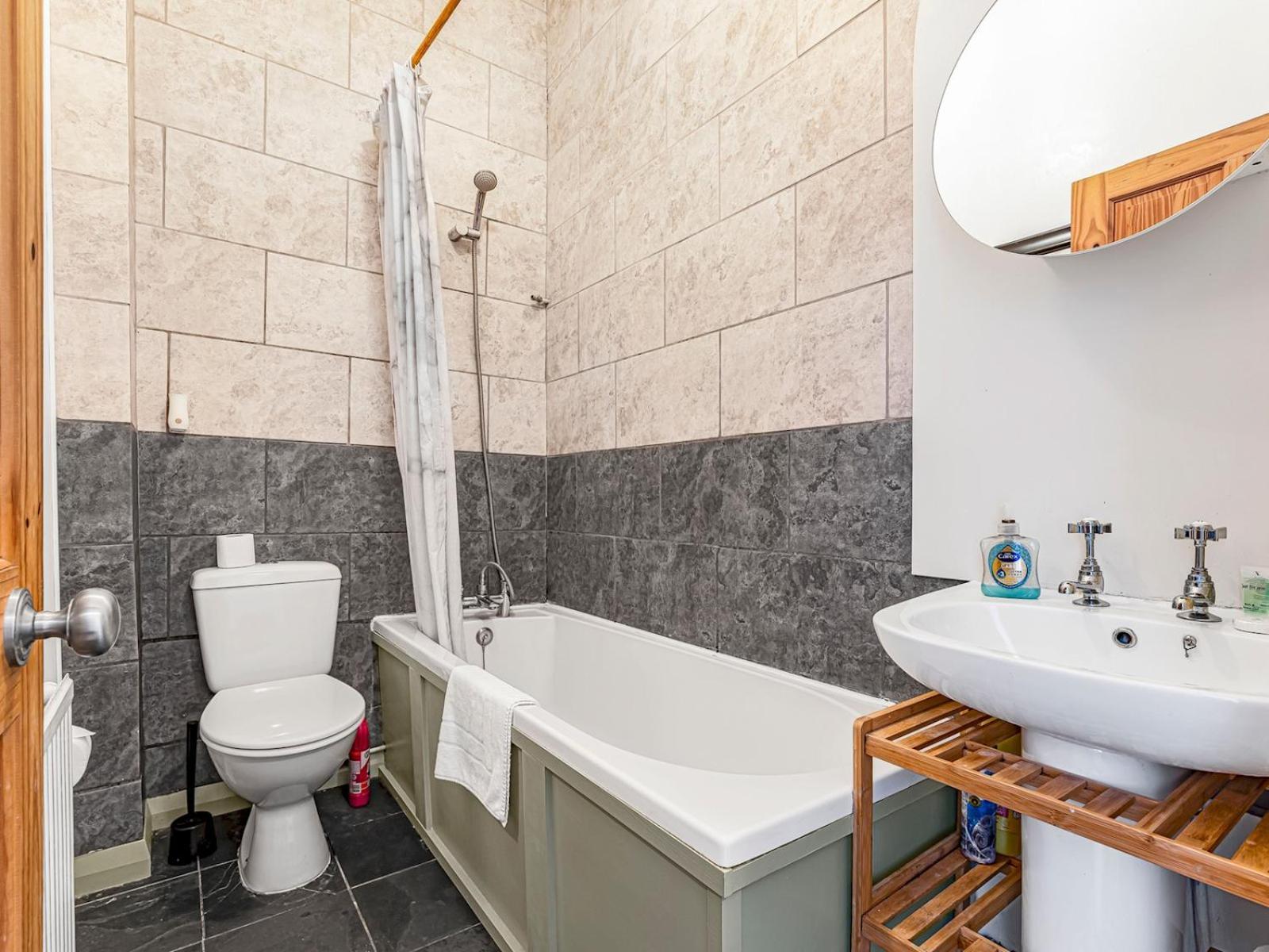 Bright & Cozy East 1-bed Flat With Garden Apartment London