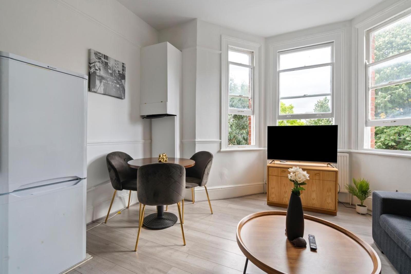 Lägenhet 2 Bedroom Flat Sw9 -2min Walk From Brixton Station, Free Off Road Parking *
