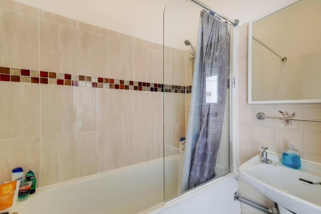 5 Bedrooms House In King's Cross Holiday home *