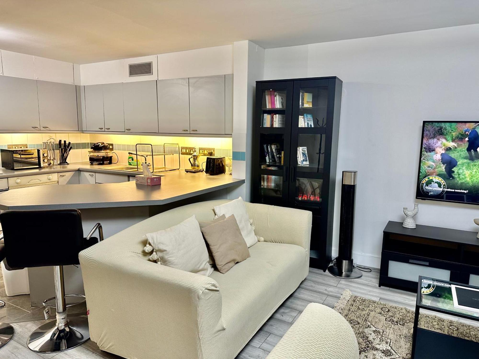 Entire 1 Bedroom Flat At Kensington Gardens Close To Hyde Park, Paddington St Apartment *