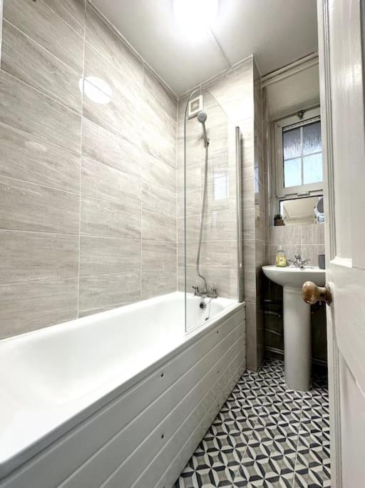 Quirky 3 Bedroom Flat In Shoreditch Leilighet *