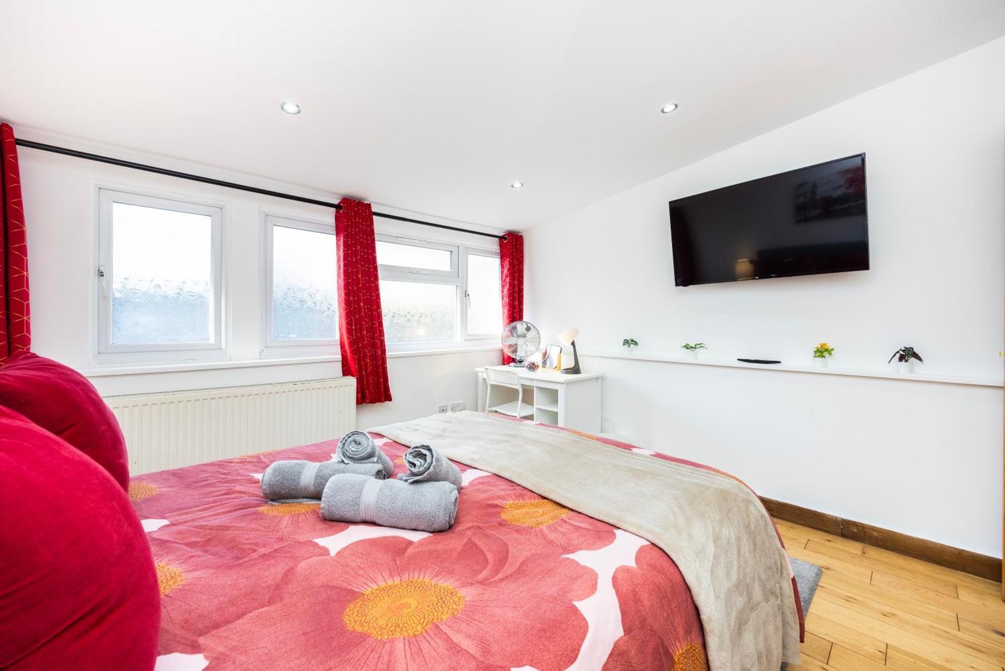 2 Bedroom Charming & Magnificent Flat Apartment London