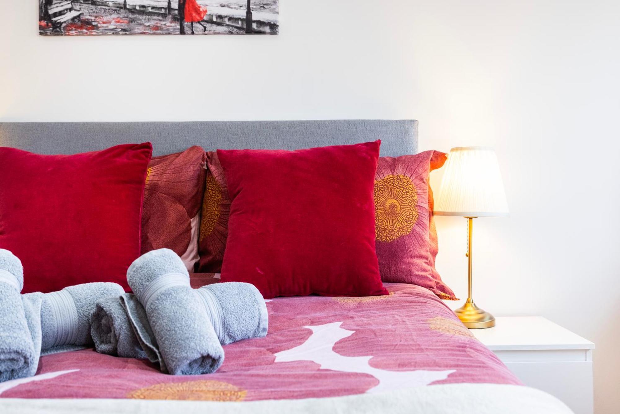 2 Bedroom Charming & Magnificent Flat London