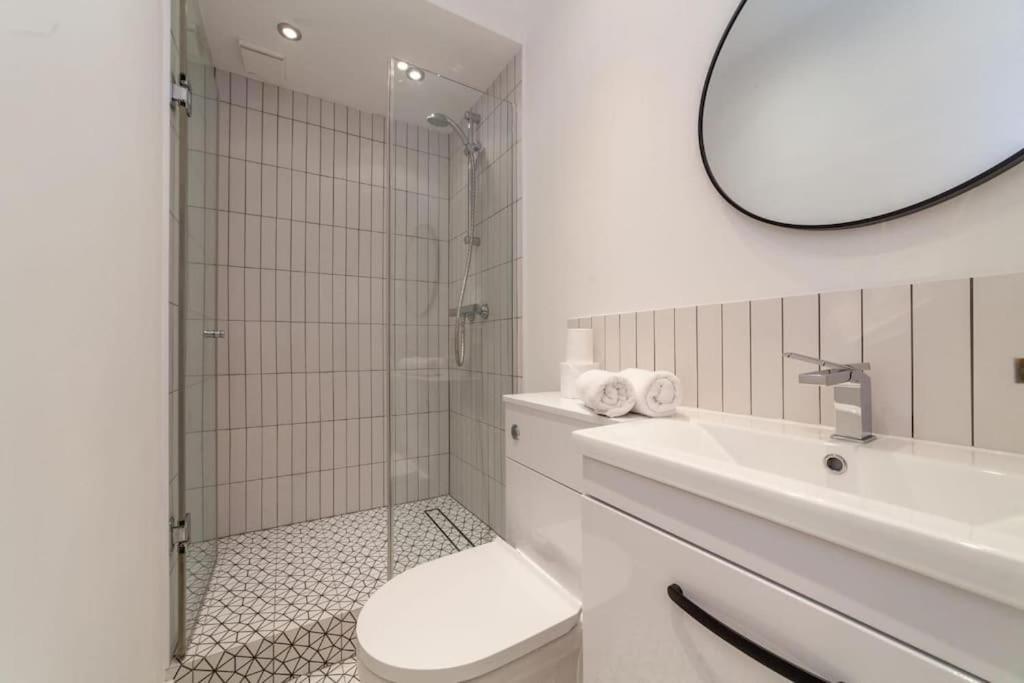 Elegant 2 Bedroom Apartment, Steps From History & V&a Museums, 2 Bathroom & 2 Elevators *