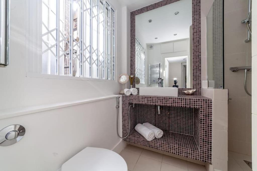 Elegant 2 Bedroom Apartment, Steps From History & V&a Museums, 2 Bathroom & 2 Elevators Appartement Londen