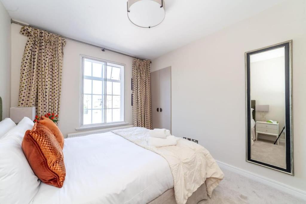 Elegant 2 Bedroom Apartment, Steps From History & V&a Museums, 2 Bathroom & 2 Elevators Appartement Londen