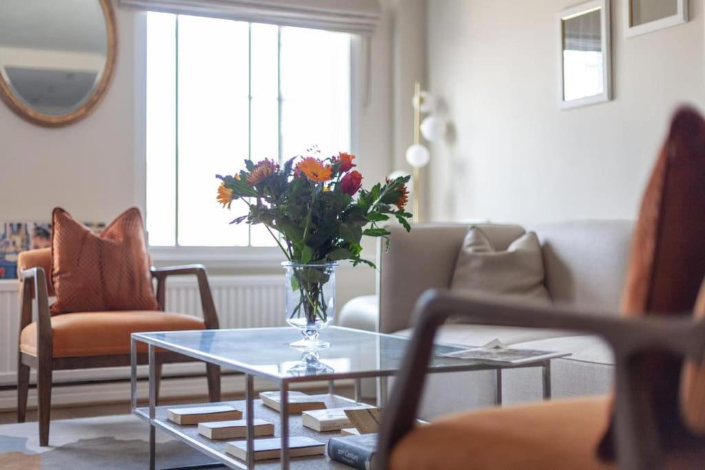Elegant 2 Bedroom Apartment, Steps From History & V&a Museums, 2 Bathroom & 2 Elevators *