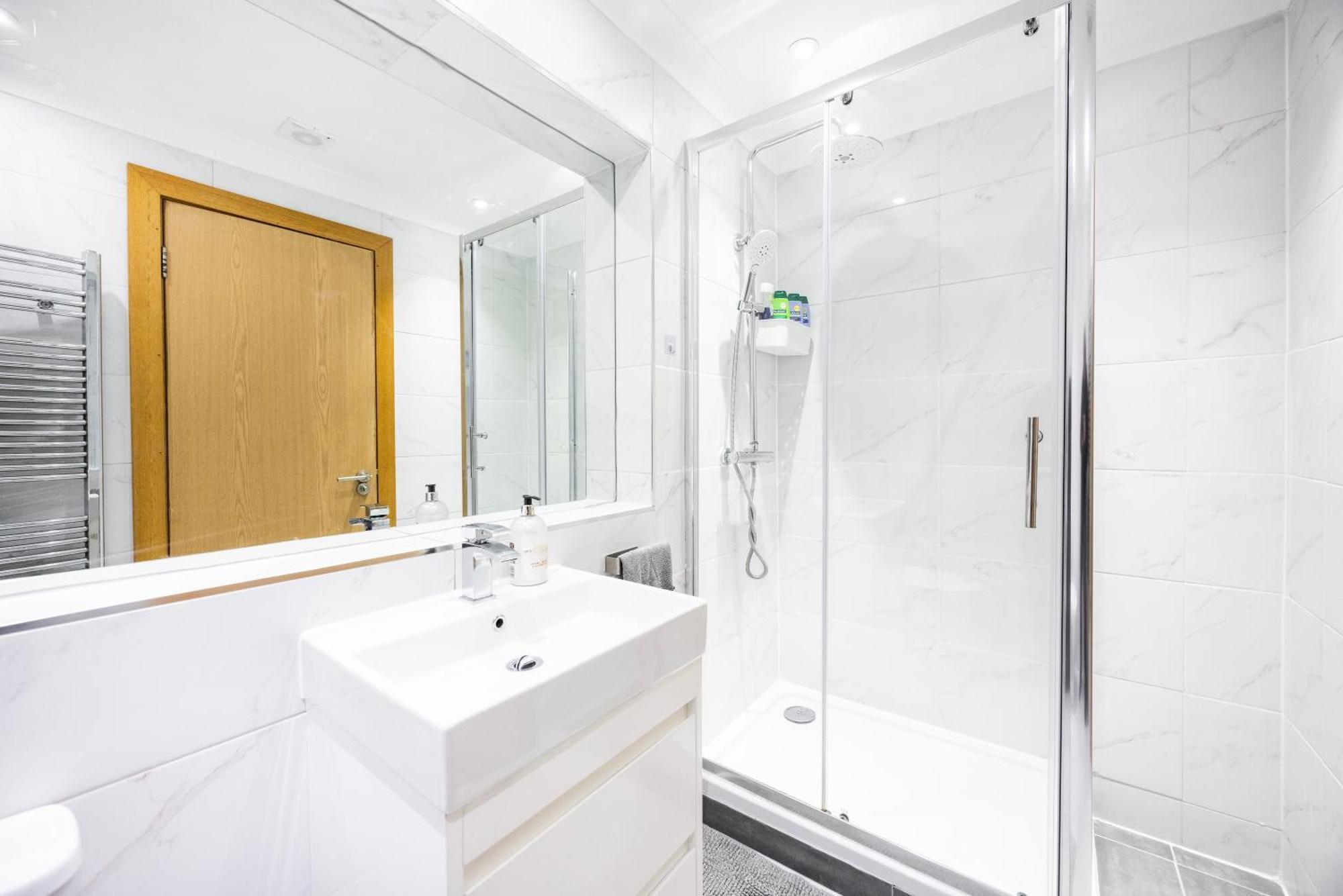 2 Bedroom Charming & Magnificent Flat * London