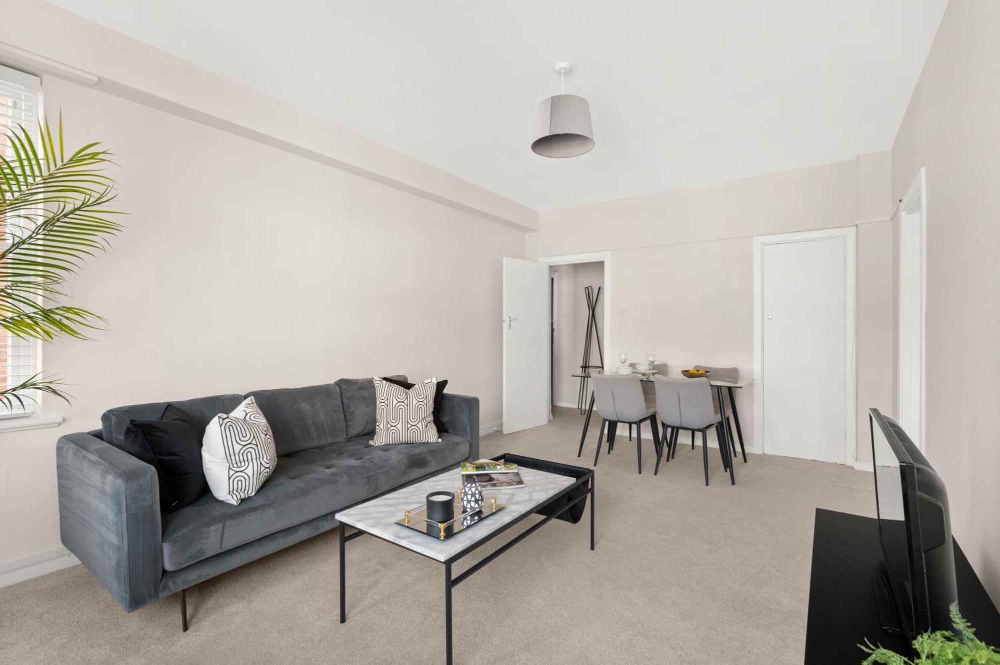 Dolphin House Serviced 4*