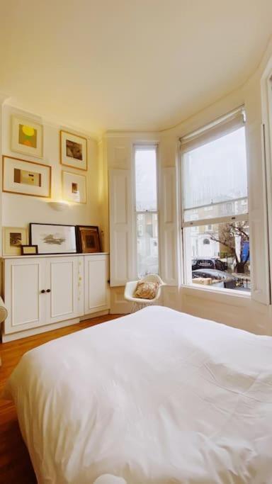 Artist In Notting Hill *