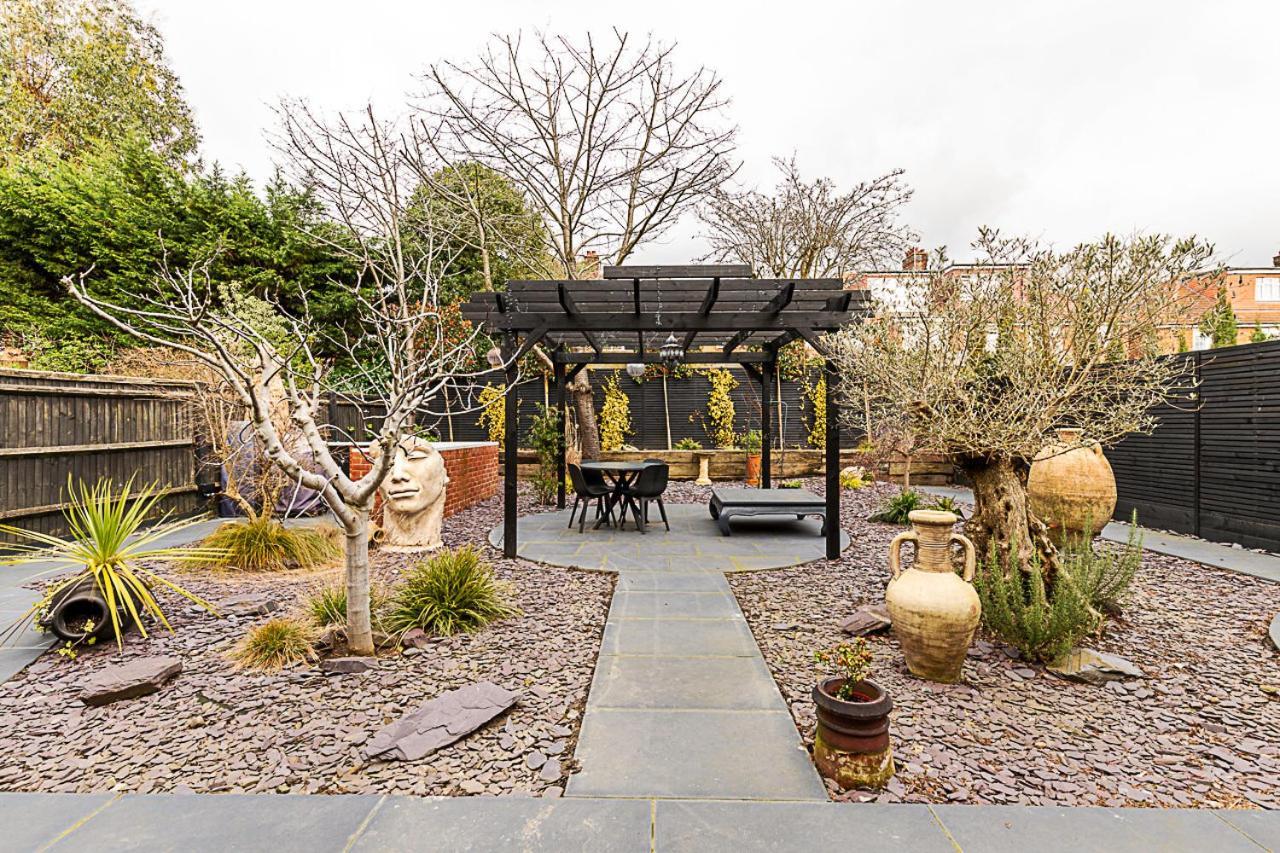 Stunning 5 Bed House In Willesden Green! Holiday home *